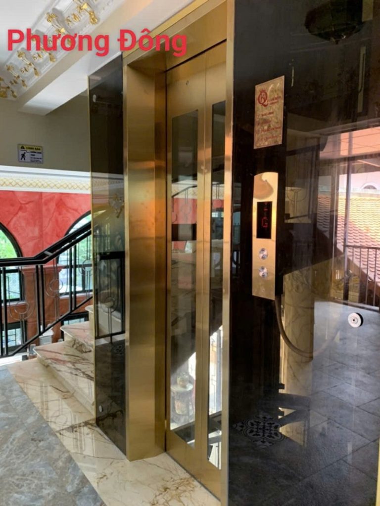 thang máy kính khách sạn